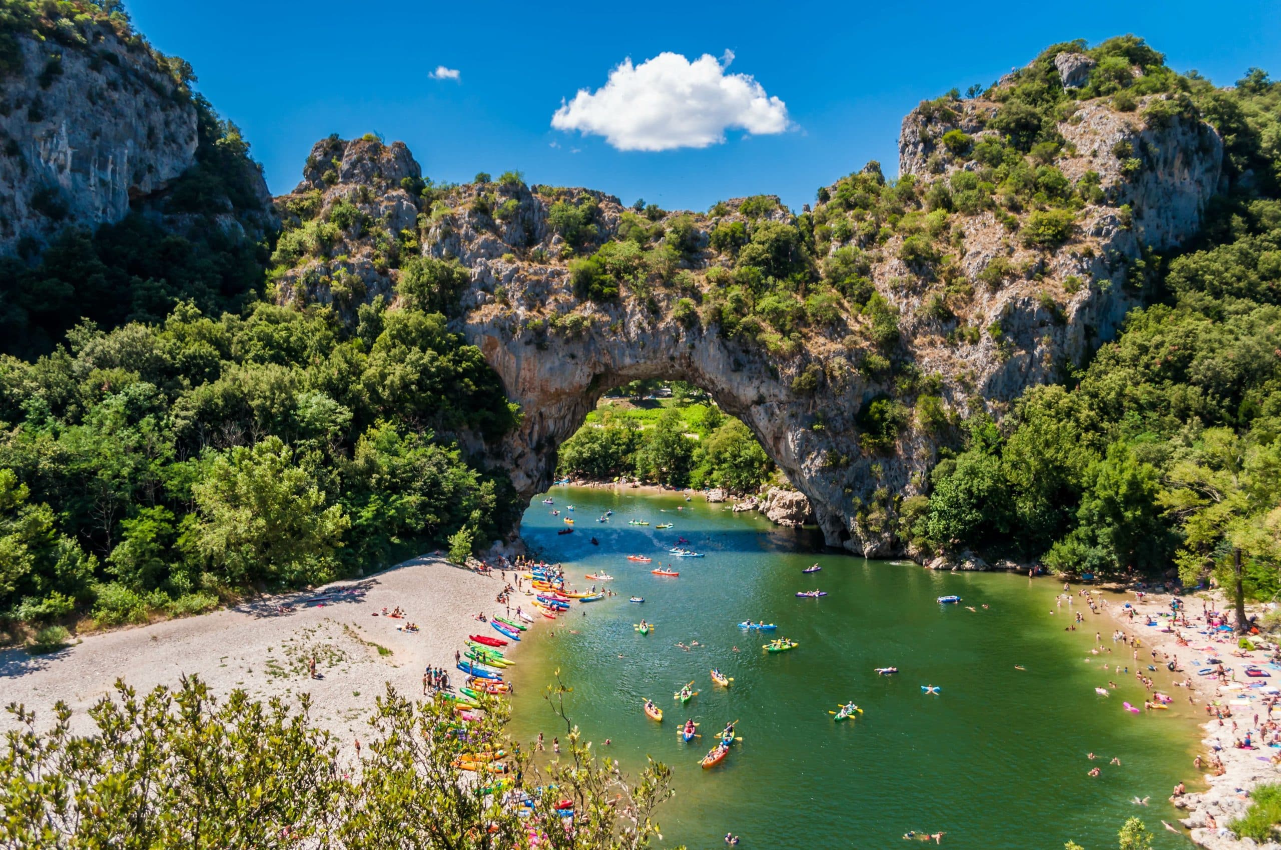 paysage ardèche en bord de rivière